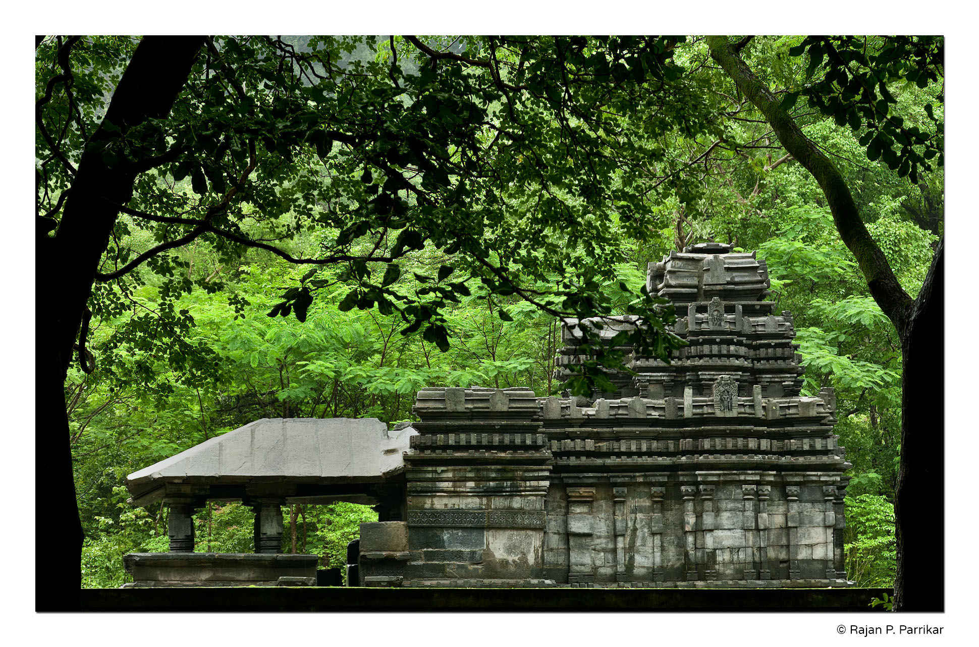 Tambdi-Surla-Mahadev-Temple-Goa-2007